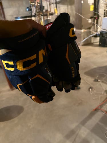 Michigan Wolverine’s practice model CCM As-v Gloves 13"(New) (offer, worst I can say is no)