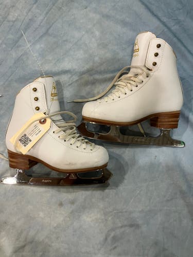 White Jackson Ultima Freestyle Figure Skates Junior 2.5 (Used)