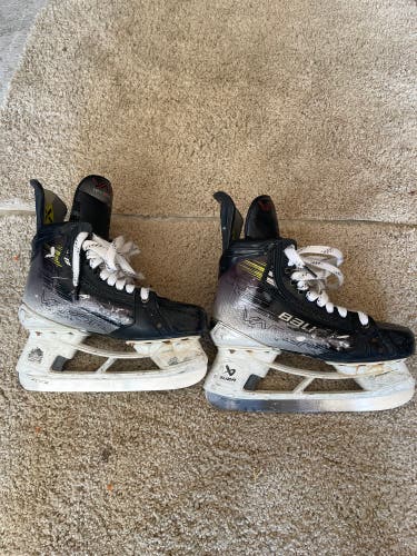 2024 Bauer Vapor Hyperlite 2 Hockey Skates 7.5 (Used)