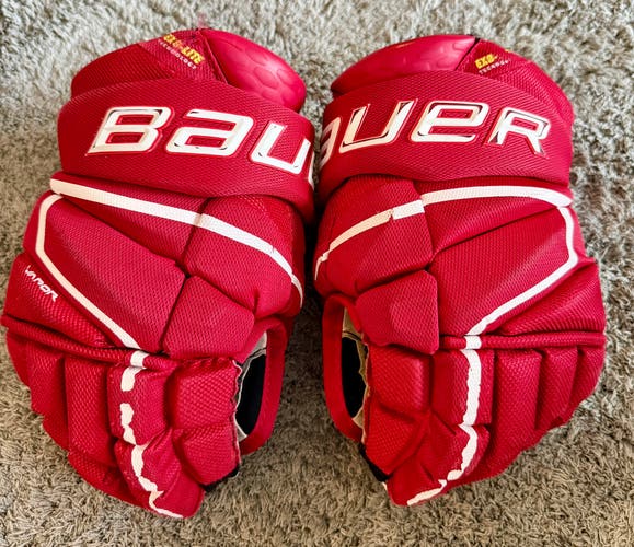 Bauer Vapor Hyperlite Gloves Red Junior 11" (Used)