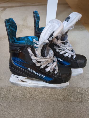 2024 Bauer X Hockey Skates - Size 2.5 (Regular Width) Used one season