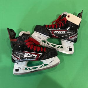 Intermediate CCM JetSpeed FT490 Hockey Skates Regular Width Size 5 (Used)