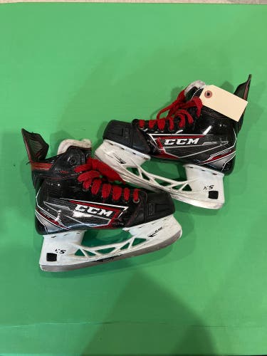 Intermediate CCM JetSpeed FT490 Hockey Skates Regular Width Size 5 (Used)
