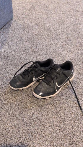 Black Nike cleats 2y
