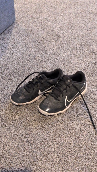 Black Nike cleats 2y