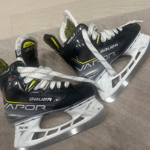Junior Bauer Vapor Hockey Skates Size 2.5 (Used)