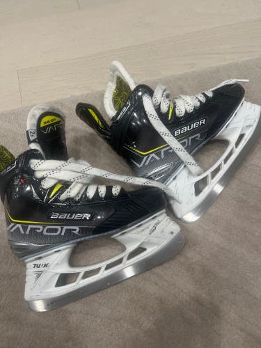 Junior Bauer Vapor Hockey Skates Size 2.5 (Used)