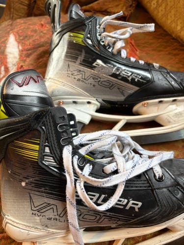 Bauer Vapor Hyperlite 2 Hockey Skates 7.5 (Used)