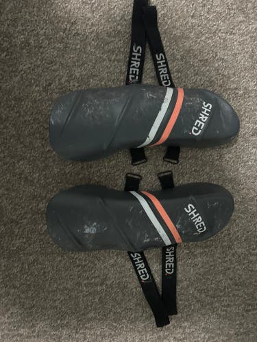 Shred medium shin guard