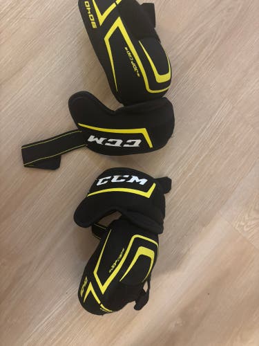 Junior Large CCM Tacks 9040 Elbow Pads (New)
