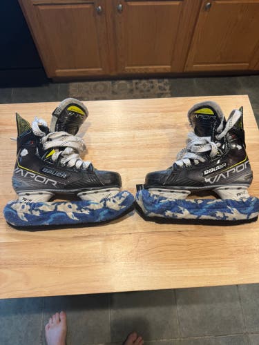 Bauer Vapor Hockey Skates Extra Wide Width Size 2.5 (Used)