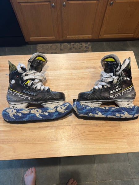 Bauer Vapor Hockey Skates Extra Wide Width Size 2.5 (Used)
