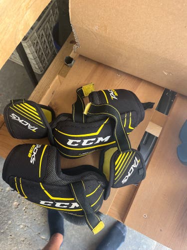 Junior Large CCM Elbow Pads (Used)