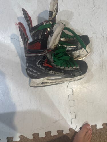 2018 Bauer Vapor X Hockey Skates Regular Width Size 5.5 (Used)
