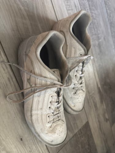White Women's Size M 7.5 (W 8.5) Adult Mizuno Shoes (Used)