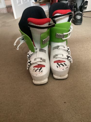 Mondo 22 & 22.5 Kid's Alpina AJ3 Ski Boots (Used)
