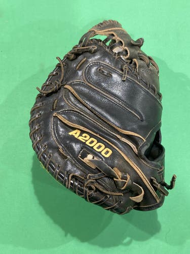 Wilson A2000 RH Catcher's Baseball Glove 33" (Used)