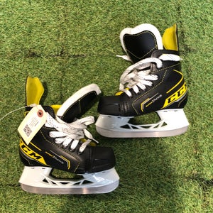 Youth CCM Super Tacks 9350 Hockey Skates Regular Width 11 (Used)