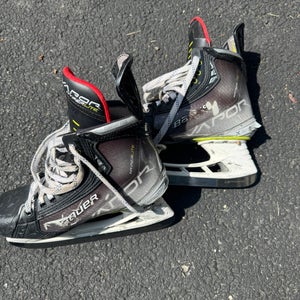 2023 Bauer Vapor Hyperlite Hockey Skates Size 5.5 (Used)