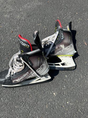 2023 Bauer Vapor Hyperlite Hockey Skates Size 5.5 (Used)