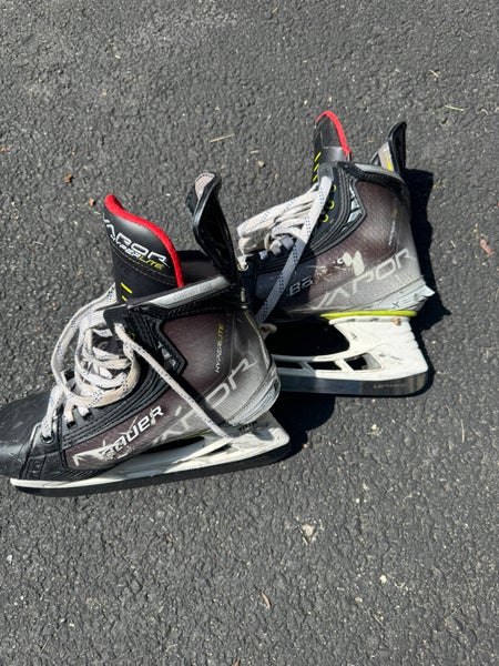 2023 Bauer Vapor Hyperlite Hockey Skates Size 5.5 (Used)