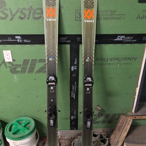 Unisex 2024 Powder 177 cm Volkl Mantra 102 Skis With Bindings (Used)