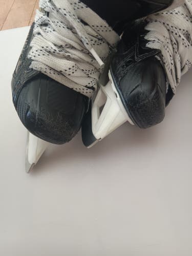 2024 Bauer Elite Hockey Goalie Skates Regular Width Size 1.5 (Used)