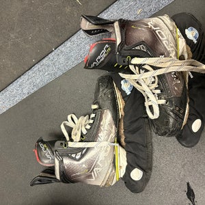Bauer Vapor Hyperlite Hockey Skates Size 4.5 (Used)