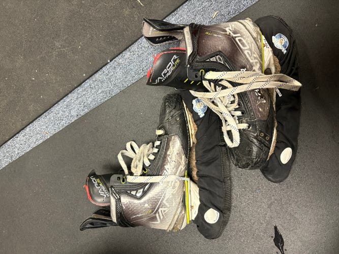 Bauer Vapor Hyperlite Hockey Skates Size 4.5 (Used)