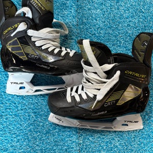 Senior True Catalyst 7 Hockey Skates Regular Width 7 (Used)
