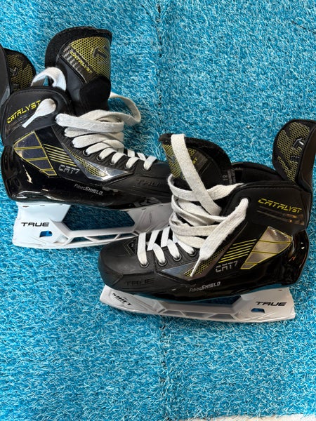 Senior True Catalyst 7 Hockey Skates Regular Width 7 (Used)