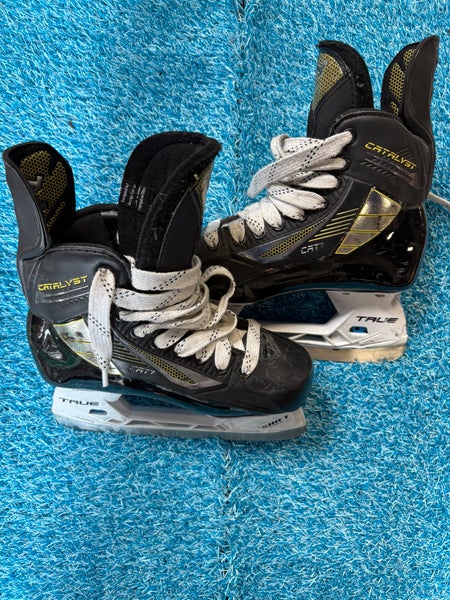 Junior True Catalyst 7 Hockey Skates Regular Width Size 3 (Used)