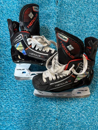 Junior True HZRDUS 7X Hockey Skates Regular Width Size 3.5 (Used)