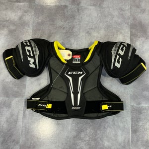 Medium Junior CCM Tacks 9550 Shoulder Pads (Used)