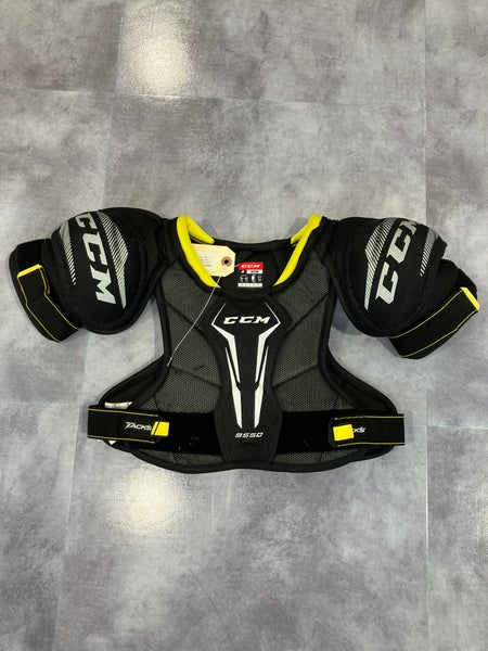 Medium Junior CCM Tacks 9550 Shoulder Pads (Used)