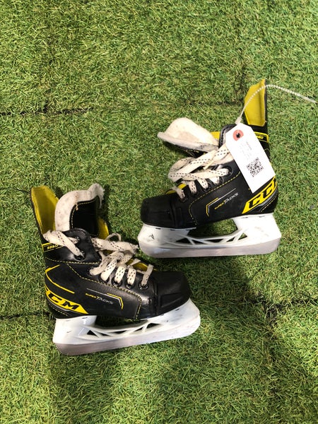 Youth CCM Super Tacks 9350 Hockey Skates Regular Width 11.0 (Used)