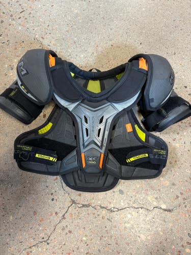 Medium Junior CCM XF Pro Shoulder Pads (Used)