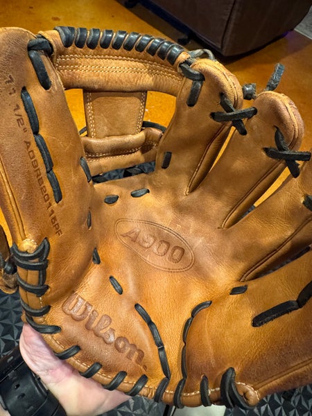 Wilson A900 RH Infield Baseball Glove 11.5" (Used)