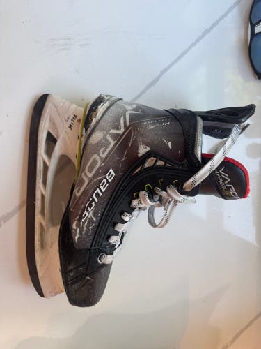 2021 Bauer Vapor Hyperlite Hockey Skates Regular Width Size 5.5 (Used)