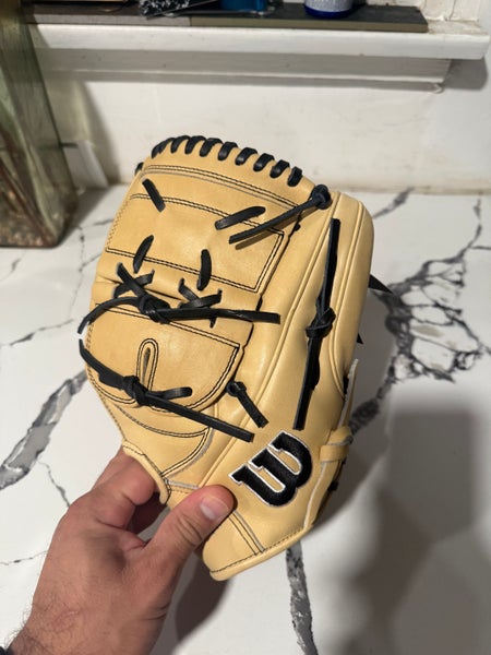 2024 Wilson RH Pitcher's A2000 B2 Baseball Glove 12"