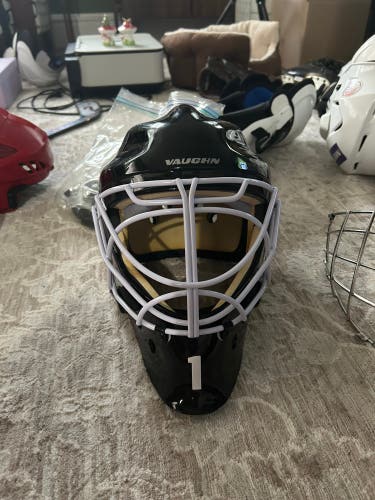 Senior Medium Vaughn Goalie Mask with White Cat Eye