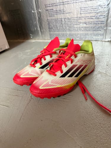 White Unisex 3Y (Big Kids / Youth) Youth Adidas Shoes (Used)