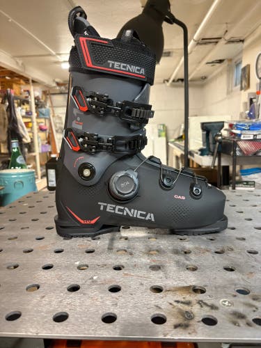 Mondo 28 & 28.5 Men's Tecnica Ski Boots Medium Flex (New)