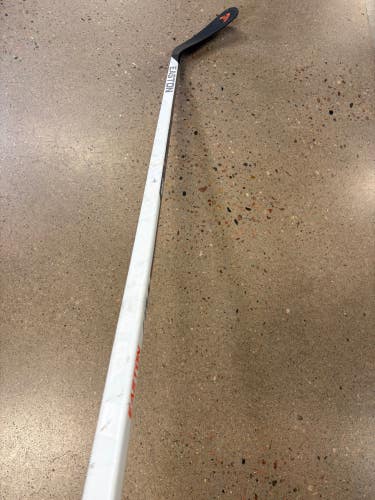 Senior Easton Mako Hockey Stick Right Handed | E3 - Lie 5.5 - Flex 100 (Used)