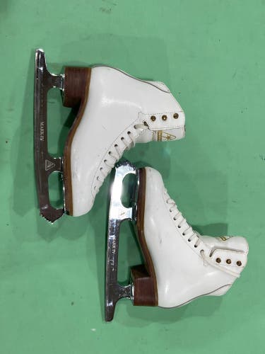 White Jackson Ultima Freestyle Figure Skates Junior 3.5 (Used)