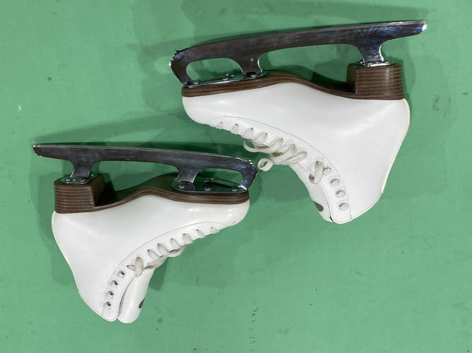 White Riedell 115 Figure Skates Adult 6 (Used)
