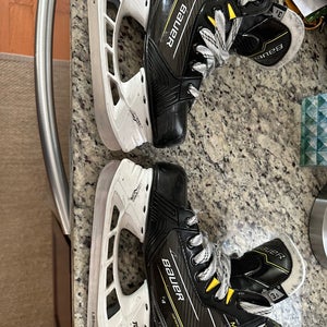 2023 Bauer Supreme M40 Hockey Skates Regular Width Size 3.5 (Used)