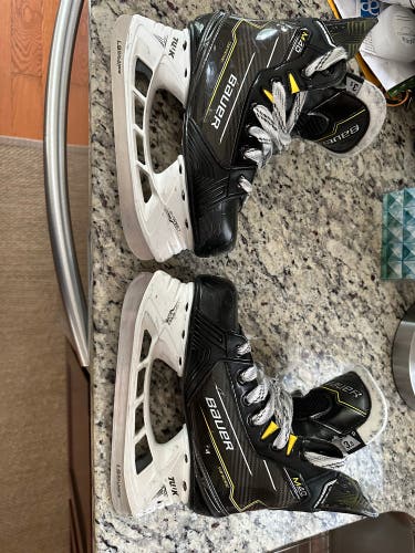 2023 Bauer Supreme M40 Hockey Skates Regular Width Size 3.5 (Used)