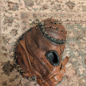 Mizuno RH Catcher's Power Close Baseball Glove 32" (Used)