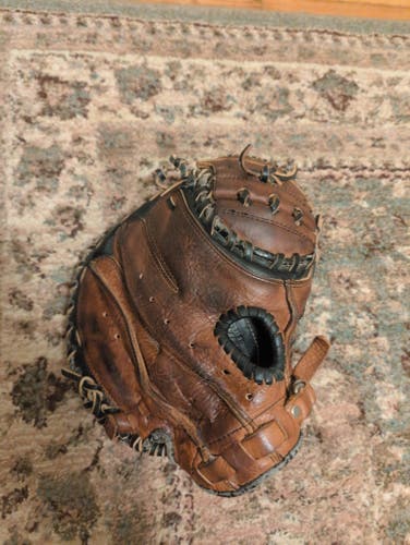 Mizuno RH Catcher's Power Close Baseball Glove 32" (Used)